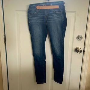 American Eagle Jegging! Size 4. Very lightly worn. No rips or tears. Not faded